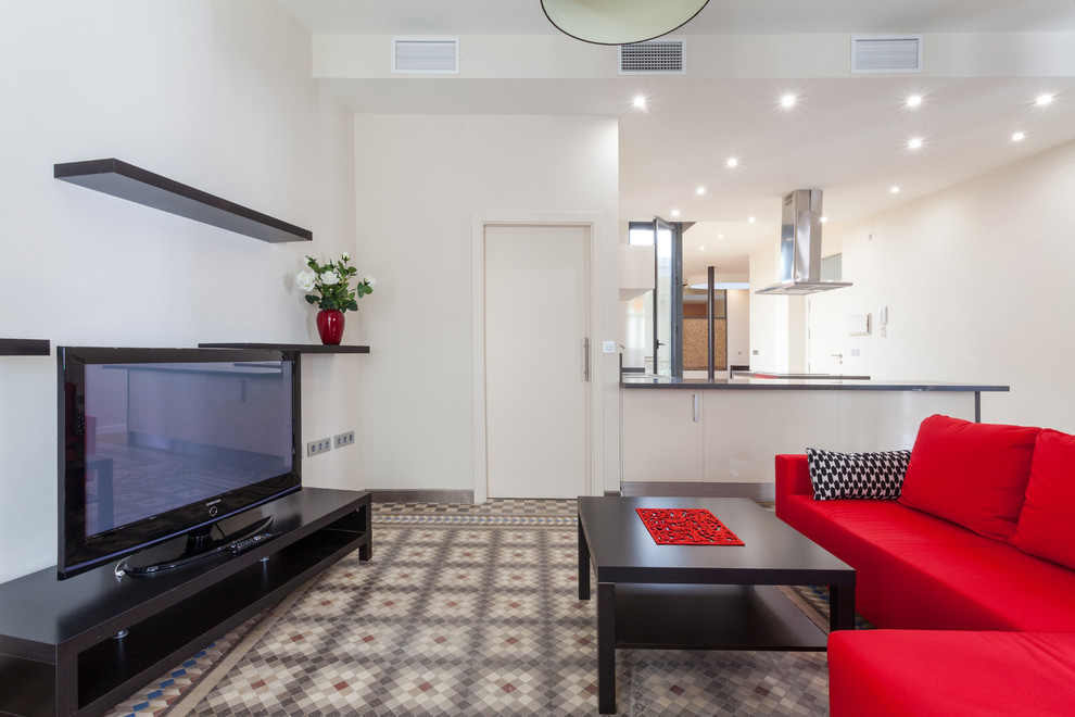 Mittelgroßes, Repräsentatives Modernes Wohnzimmer ohne Kamin, im Loft-Stil mit weißer Wandfarbe, Keramikboden und freistehendem TV in Sevilla
