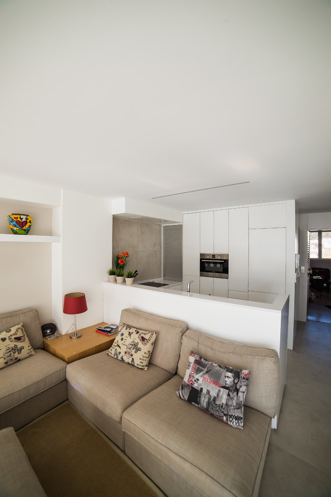 Diseño de salón para visitas abierto contemporáneo de tamaño medio sin chimenea con paredes blancas
