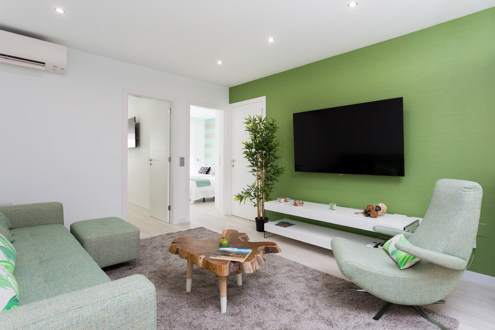 Foto de salón abierto minimalista de tamaño medio con paredes blancas y televisor colgado en la pared