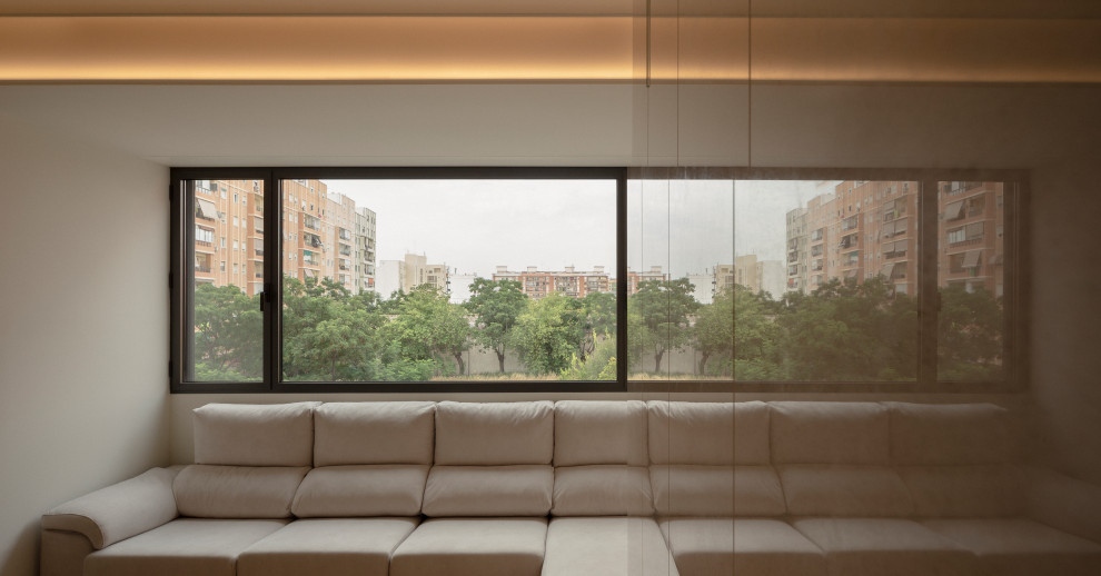 Immagine di un piccolo soggiorno minimal chiuso con pareti bianche, pavimento in legno massello medio, TV autoportante e pavimento marrone