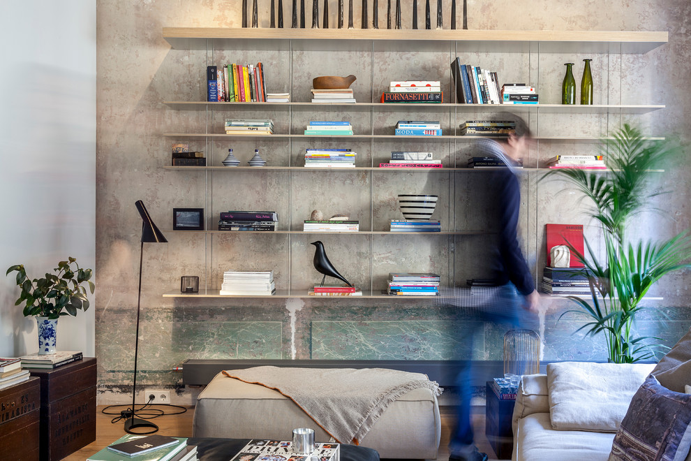 Foto de biblioteca en casa abierta, actual, de tamaño medio, con paredes multicolor y suelo de madera en tonos medios