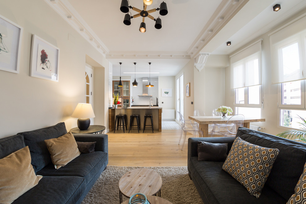 Idee per un soggiorno design di medie dimensioni con pareti beige, pavimento in legno massello medio e TV a parete