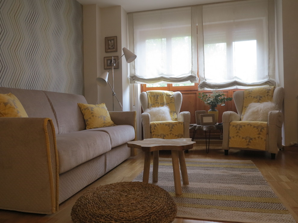 Cette image montre un petit salon rustique ouvert avec une salle de réception, un sol en linoléum, une cheminée standard, un manteau de cheminée en plâtre, un sol marron et un téléviseur encastré.