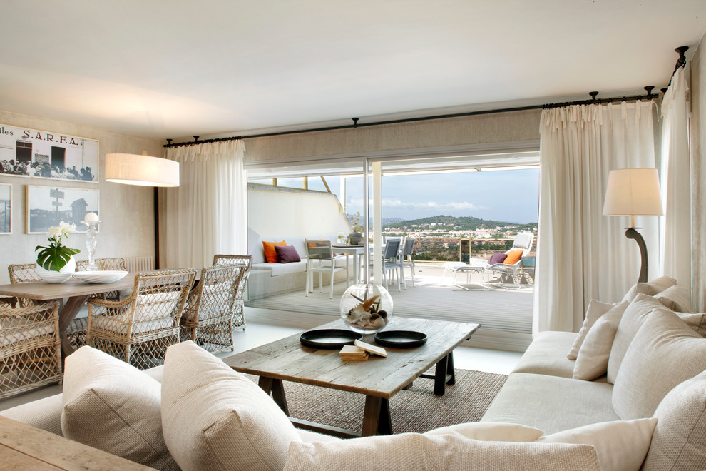 Mittelgroßes, Repräsentatives, Fernseherloses, Offenes Mediterranes Wohnzimmer ohne Kamin mit beiger Wandfarbe in Barcelona