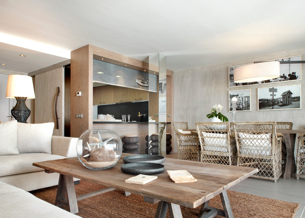 Стильный дизайн: парадная, открытая гостиная комната среднего размера в средиземноморском стиле с бежевыми стенами и полом из керамической плитки без камина, телевизора - последний тренд