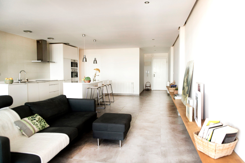 Imagen de salón para visitas abierto contemporáneo de tamaño medio sin televisor con paredes blancas, suelo de baldosas de porcelana y suelo beige