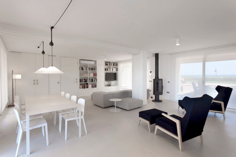 Großes, Repräsentatives, Offenes Modernes Wohnzimmer mit weißer Wandfarbe, Kaminofen und Multimediawand in Barcelona