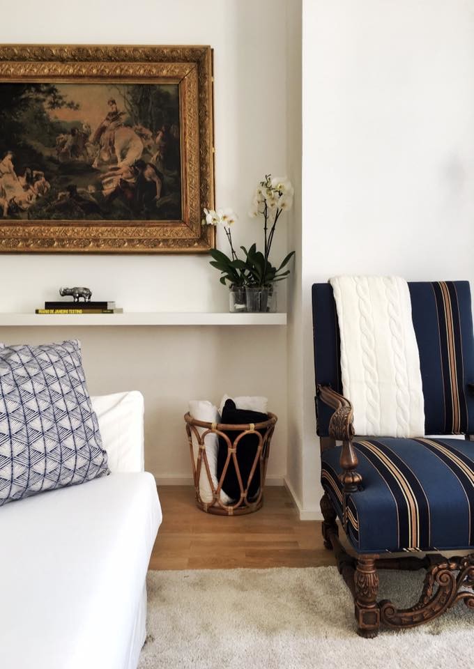Imagen de salón abierto tradicional renovado pequeño con paredes blancas y suelo de madera en tonos medios