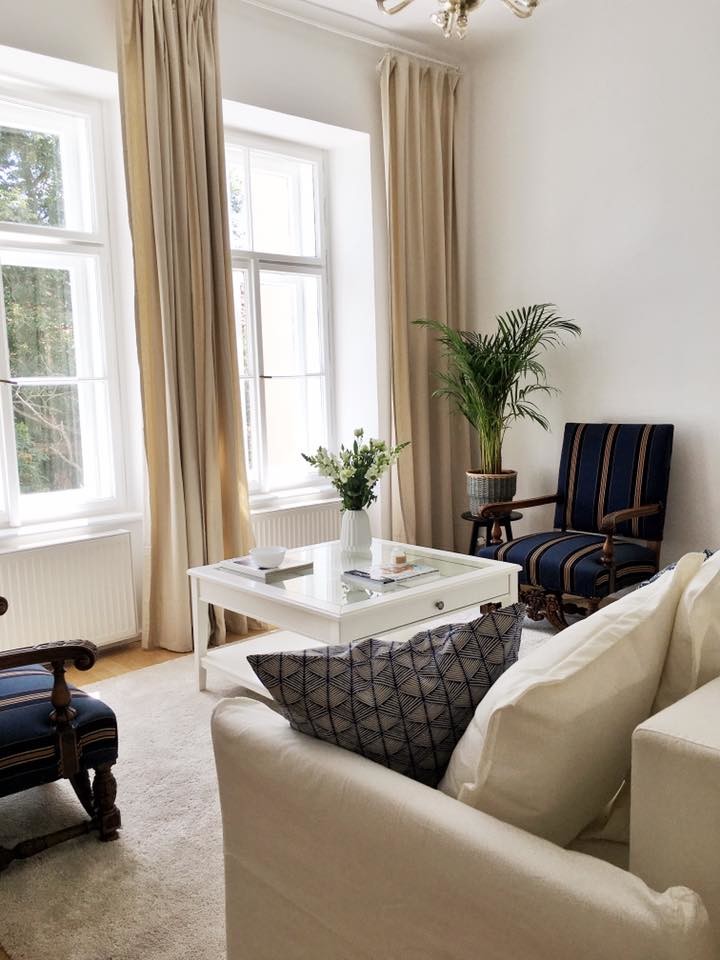 Foto de salón abierto clásico renovado pequeño con paredes blancas y suelo de madera en tonos medios