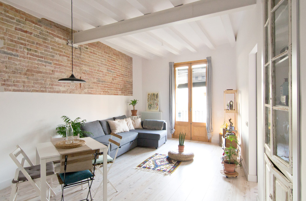 Mittelgroßes, Repräsentatives, Fernseherloses, Offenes Nordisches Wohnzimmer ohne Kamin mit weißer Wandfarbe und hellem Holzboden in Barcelona