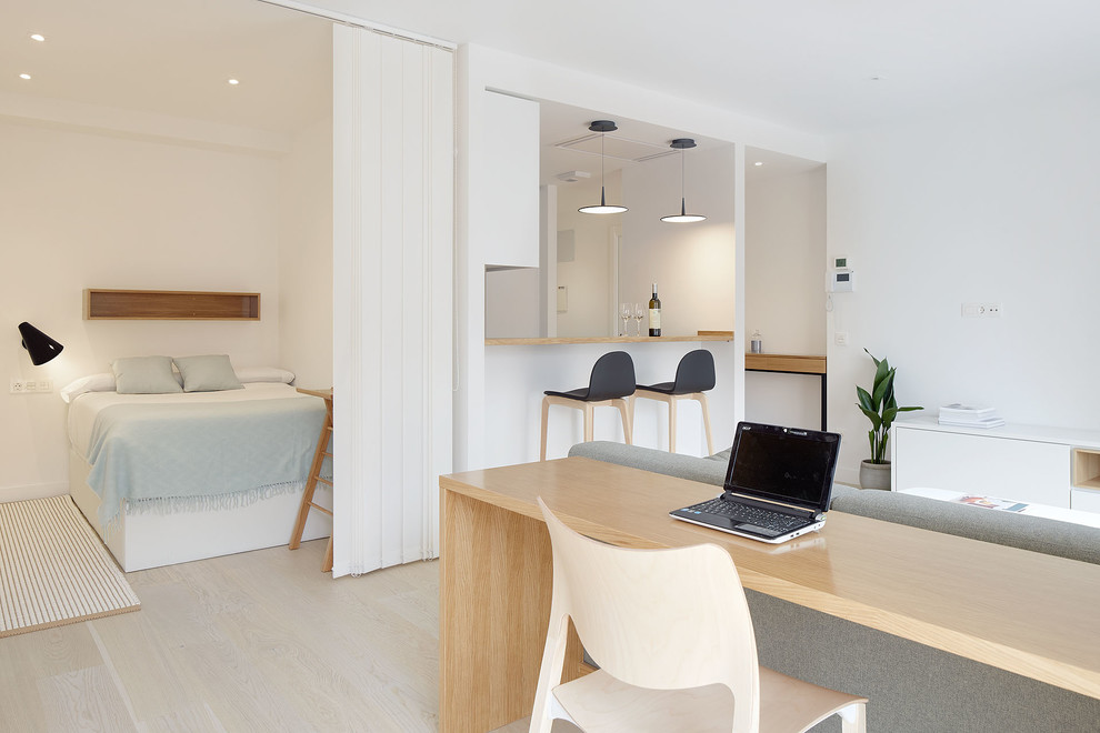 Kleines, Offenes, Repräsentatives Skandinavisches Wohnzimmer mit weißer Wandfarbe, hellem Holzboden und beigem Boden in Sonstige