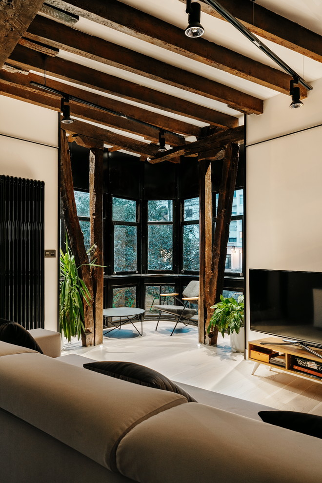 Идея дизайна: двухуровневая гостиная комната в современном стиле с бежевыми стенами, светлым паркетным полом и отдельно стоящим телевизором