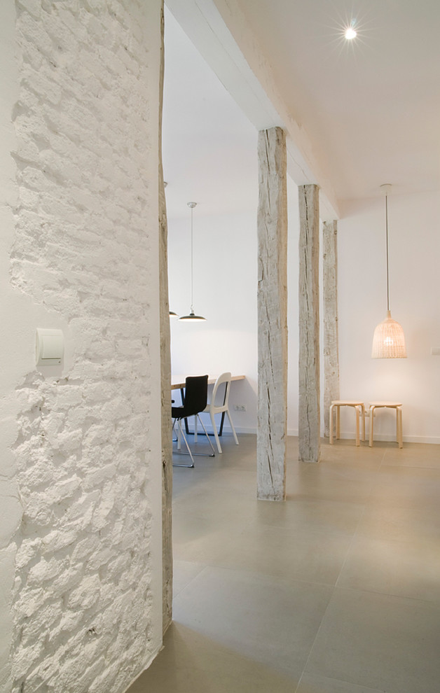 Diseño de salón abierto escandinavo de tamaño medio con paredes blancas y suelo de baldosas de cerámica