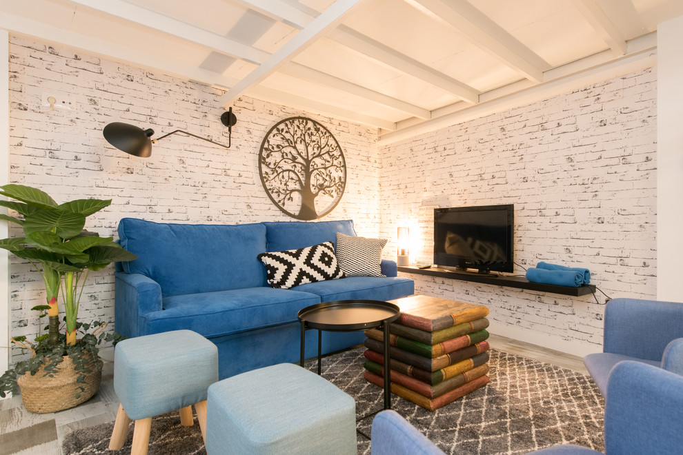 Ejemplo de salón cerrado urbano con paredes blancas, televisor independiente y suelo beige