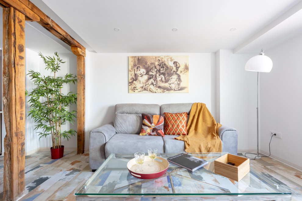 Mittelgroßes, Abgetrenntes Modernes Wohnzimmer mit weißer Wandfarbe, gebeiztem Holzboden und buntem Boden in Sonstige