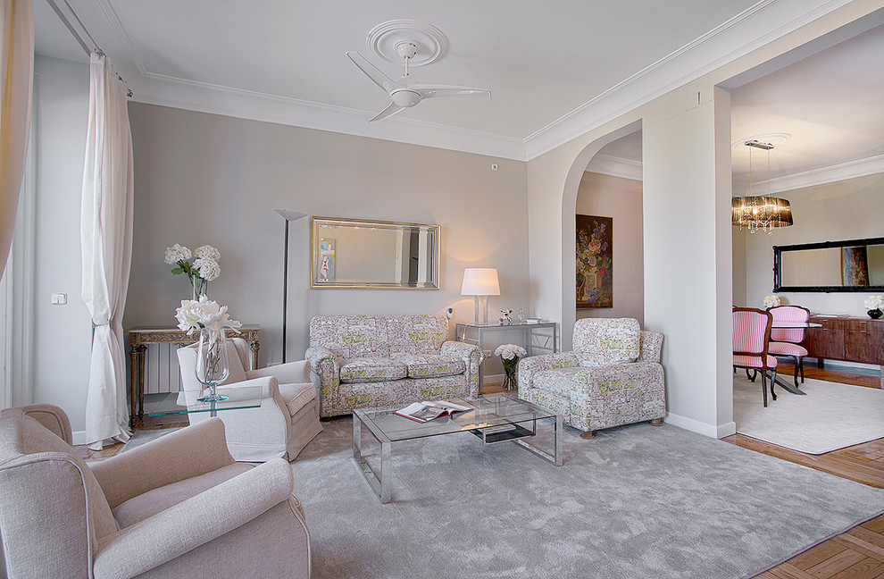 Ejemplo de salón para visitas abierto clásico de tamaño medio sin chimenea y televisor con paredes beige y suelo de madera en tonos medios