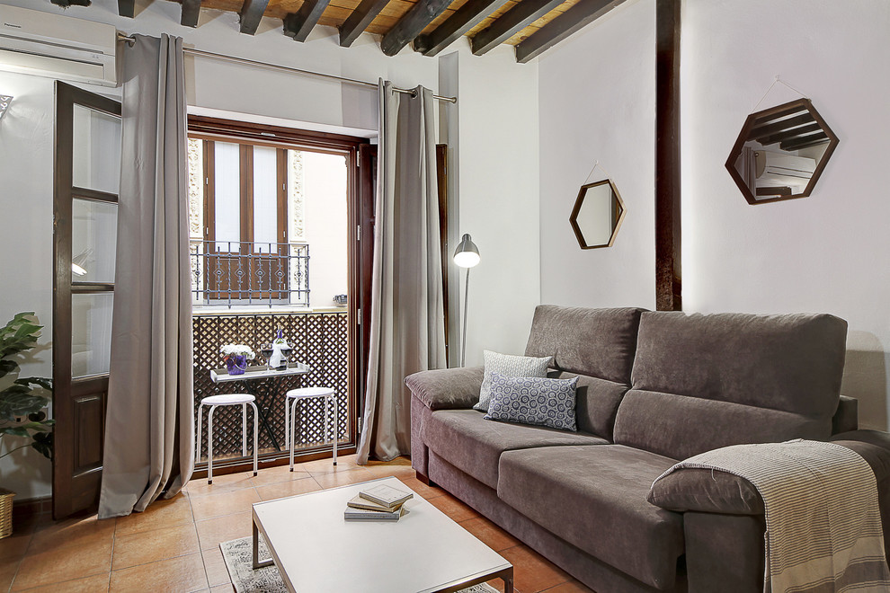 Идея дизайна: парадная, изолированная гостиная комната в современном стиле с белыми стенами, полом из терракотовой плитки и оранжевым полом