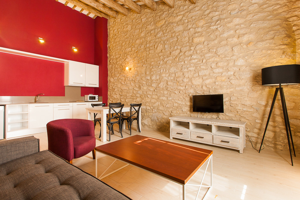 Ejemplo de salón para visitas abierto mediterráneo de tamaño medio sin chimenea con paredes beige y televisor colgado en la pared