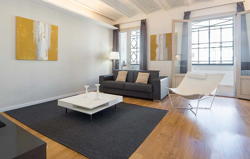 Immagine di un grande soggiorno classico aperto con sala formale e pavimento in legno massello medio