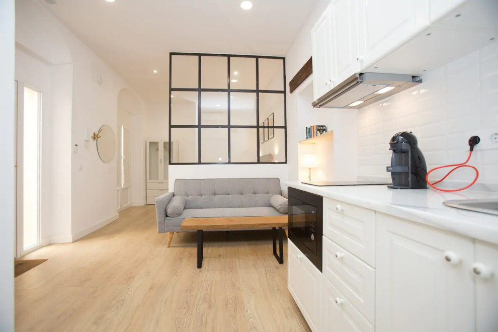 Kleines, Offenes Stilmix Wohnzimmer mit weißer Wandfarbe und Laminat in Sonstige