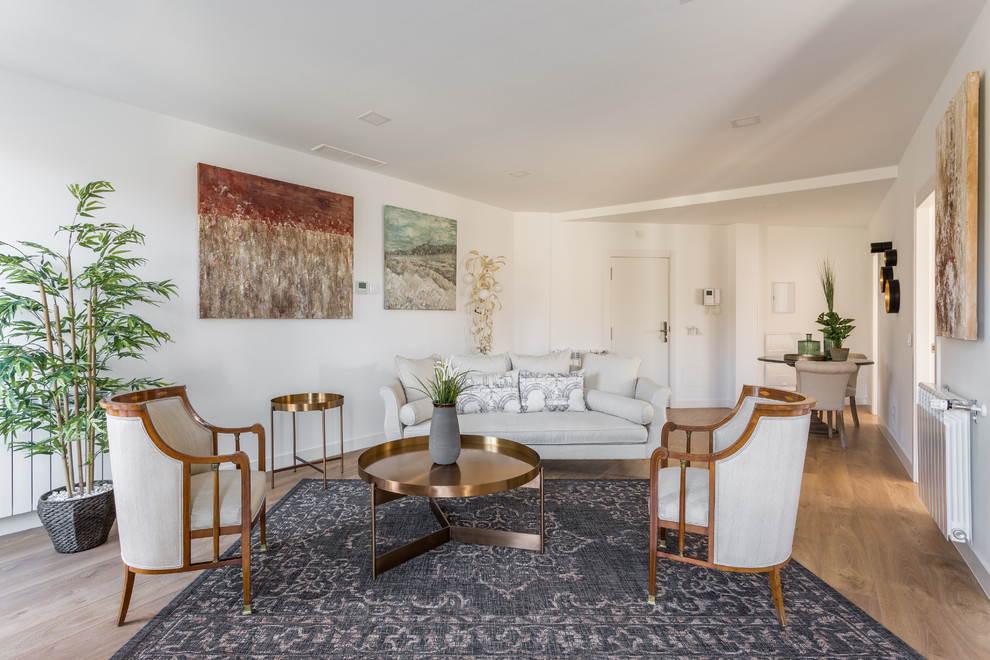 Großes, Repräsentatives, Offenes Modernes Wohnzimmer ohne Kamin mit weißer Wandfarbe und braunem Holzboden in Madrid
