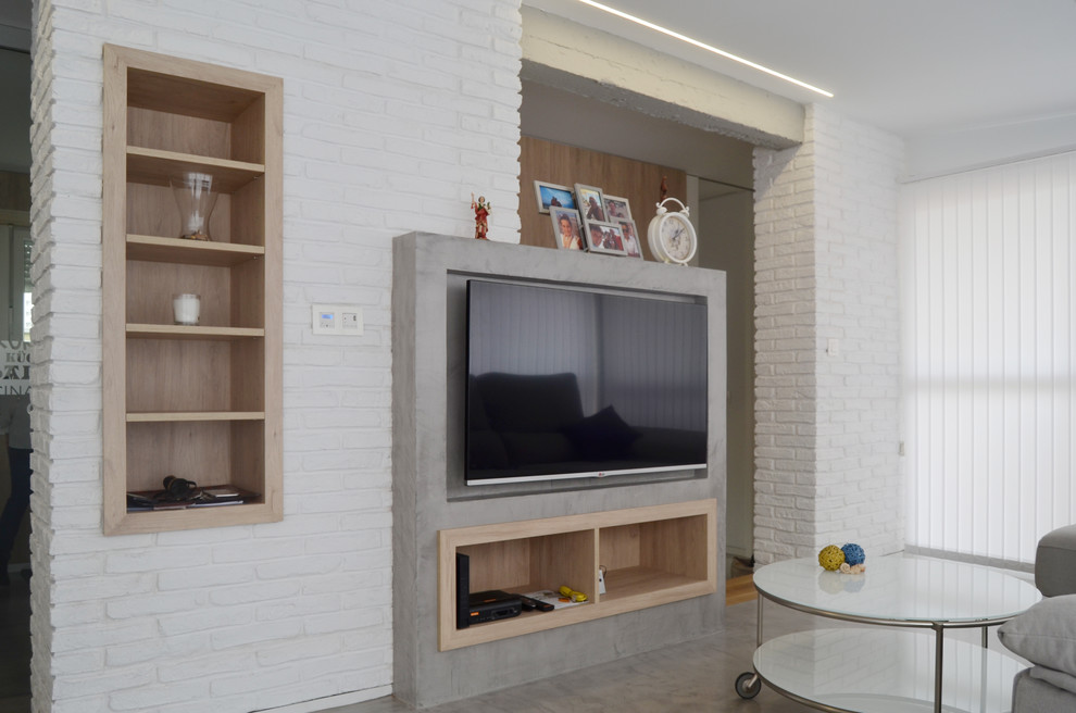 Idee per un soggiorno scandinavo di medie dimensioni e aperto con pareti grigie, pavimento in cemento e parete attrezzata