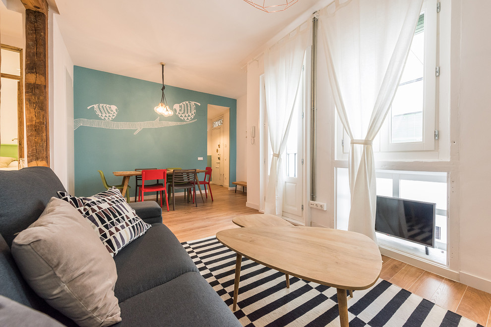 Идея дизайна: открытая, парадная гостиная комната среднего размера в скандинавском стиле с белыми стенами, светлым паркетным полом и отдельно стоящим телевизором без камина