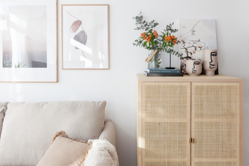 Immagine di un piccolo soggiorno scandinavo aperto con pareti bianche, parquet scuro, TV autoportante e pavimento marrone