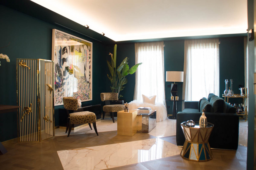Eklektisches Wohnzimmer mit Hausbar und grüner Wandfarbe in Madrid