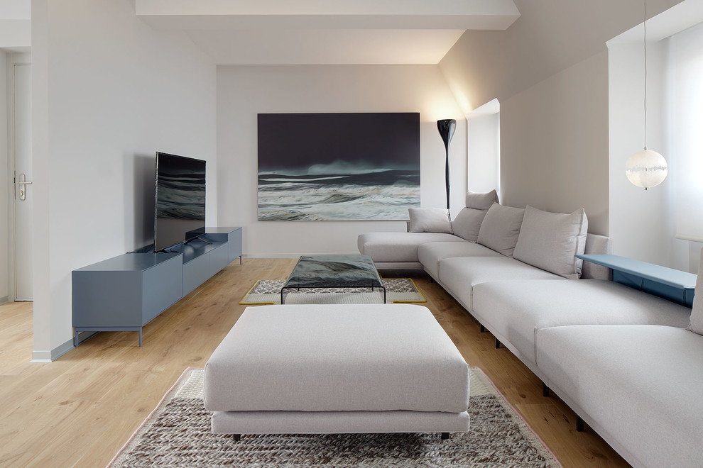 Imagen de salón contemporáneo con paredes grises, suelo de madera en tonos medios y suelo marrón