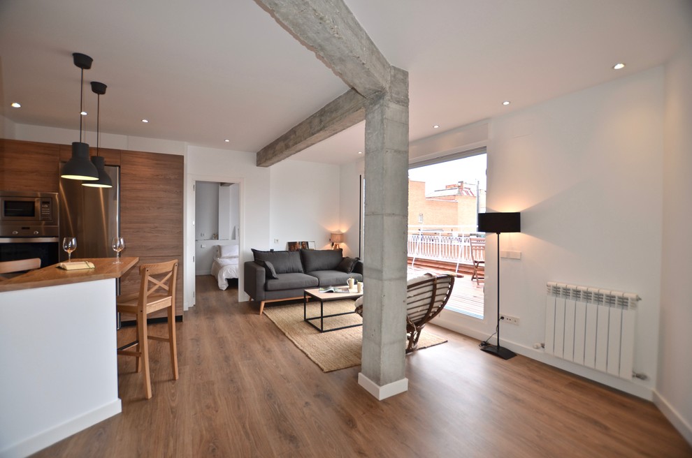 На фото: открытая гостиная комната в современном стиле с белыми стенами, паркетным полом среднего тона и коричневым полом с