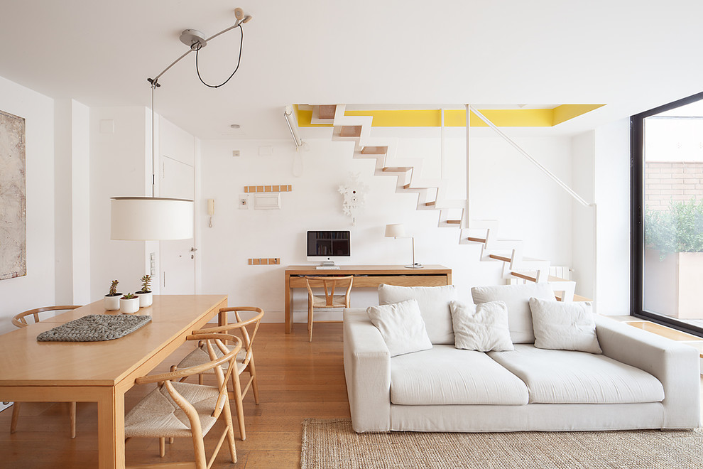 Mittelgroßes, Repräsentatives, Offenes Skandinavisches Wohnzimmer ohne Kamin mit weißer Wandfarbe und braunem Holzboden in Barcelona