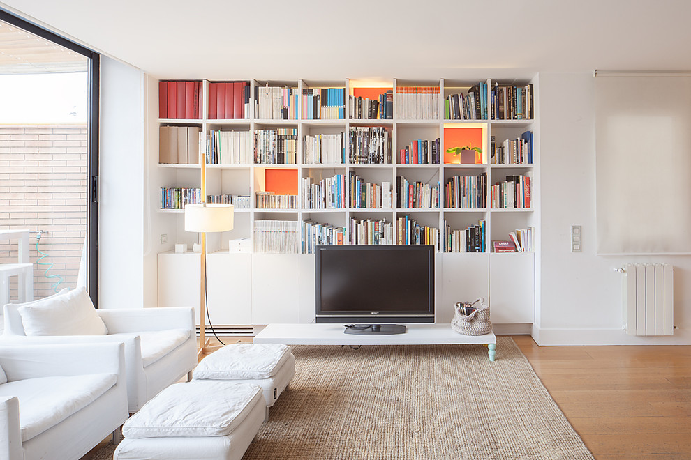 Mittelgroßes, Repräsentatives Skandinavisches Wohnzimmer ohne Kamin, im Loft-Stil mit weißer Wandfarbe, braunem Holzboden und Multimediawand in Barcelona