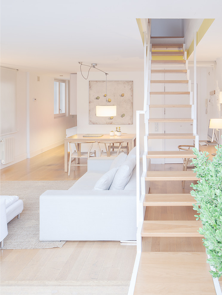 Mittelgroßes, Repräsentatives Nordisches Wohnzimmer ohne Kamin, im Loft-Stil mit weißer Wandfarbe, braunem Holzboden und Multimediawand in Barcelona