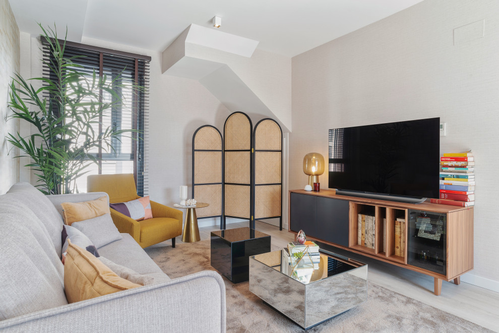Inspiration pour un salon traditionnel de taille moyenne et fermé avec un mur marron, sol en stratifié, un téléviseur indépendant et un sol gris.