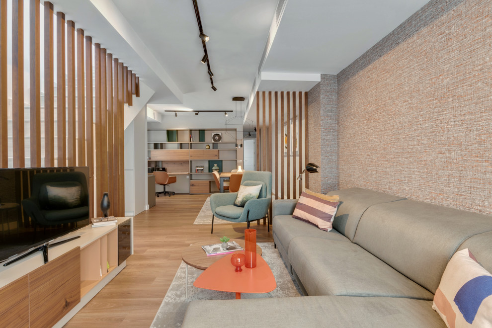 Diseño de salón abierto contemporáneo de tamaño medio con paredes beige, suelo de madera oscura, televisor en una esquina y papel pintado