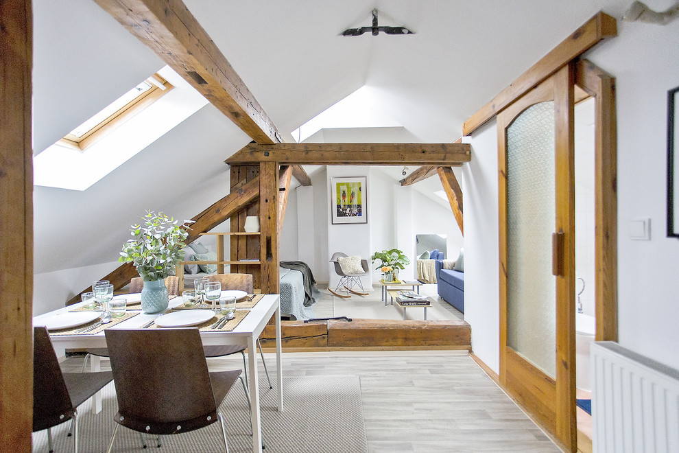 Ejemplo de salón abierto escandinavo pequeño con paredes blancas, suelo laminado y suelo gris
