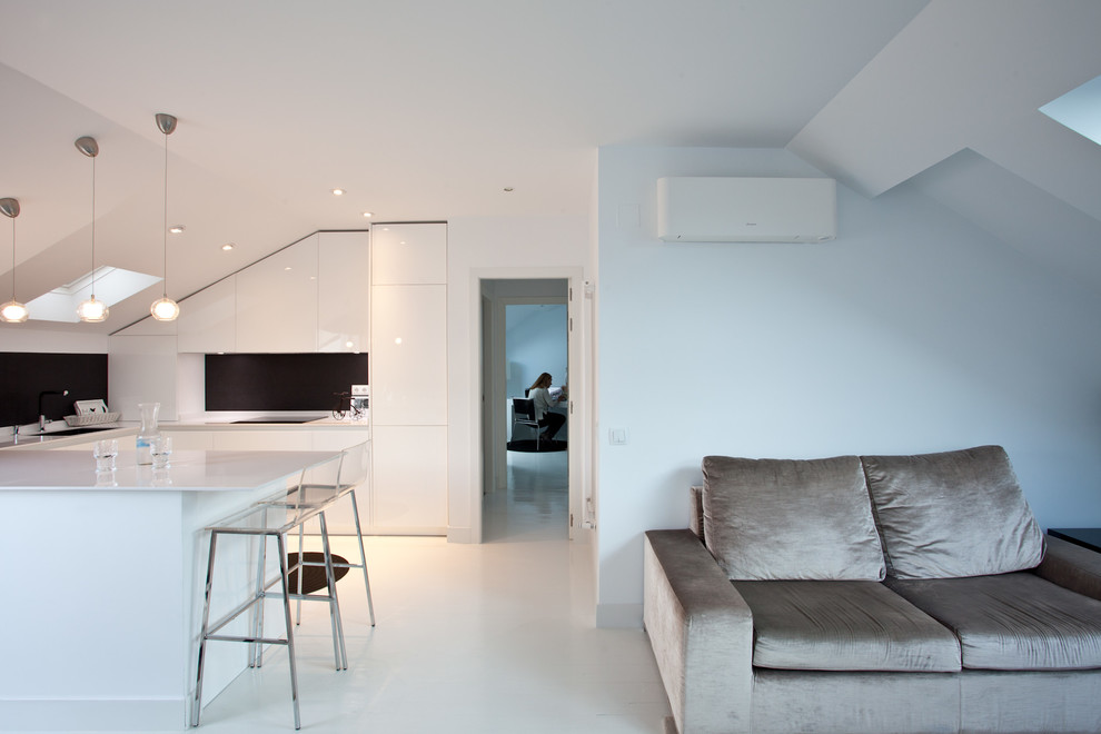 Стильный дизайн: двухуровневая гостиная комната среднего размера в стиле модернизм с белыми стенами и деревянным полом - последний тренд