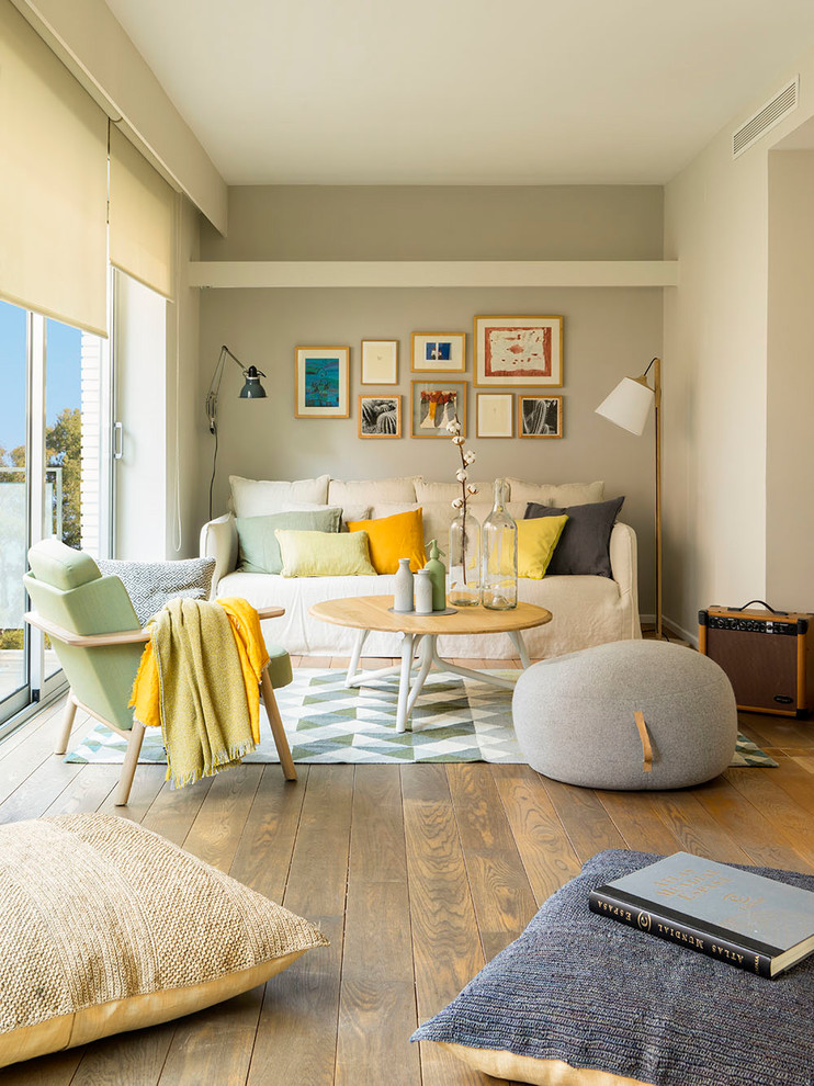 Immagine di un soggiorno contemporaneo chiuso e di medie dimensioni con pareti beige, pavimento in legno massello medio, nessun camino, nessuna TV e pavimento marrone