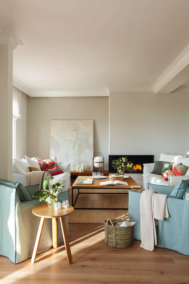 Foto på ett mellanstort minimalistiskt allrum med öppen planlösning, med ett finrum, beige väggar, mellanmörkt trägolv och en bred öppen spis