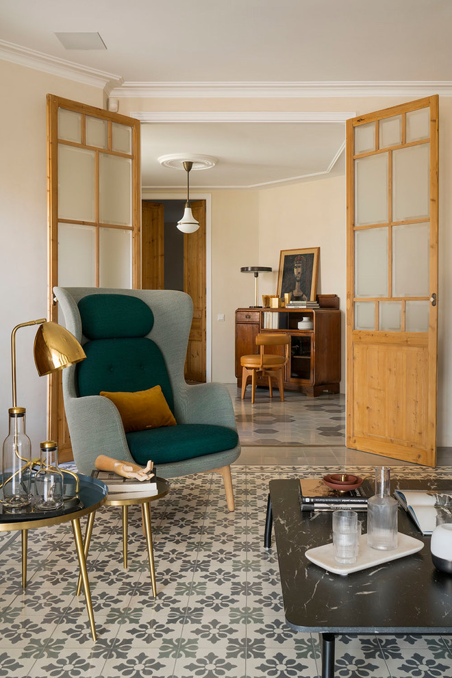 Ejemplo de salón para visitas abierto mediterráneo de tamaño medio sin televisor con paredes beige, suelo de baldosas de cerámica y suelo multicolor