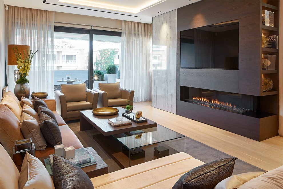 Foto di un grande soggiorno design con camino lineare Ribbon, parquet chiaro, TV a parete e pavimento beige