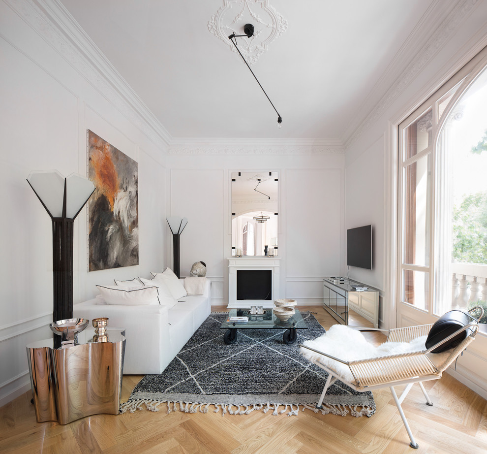Imagen de salón para visitas escandinavo grande con paredes blancas, suelo de madera clara, todas las chimeneas, televisor colgado en la pared y suelo beige