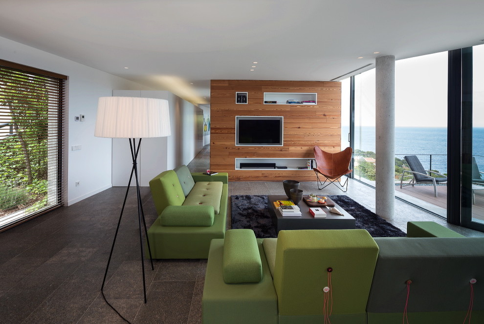 Offenes, Großes, Repräsentatives Modernes Wohnzimmer ohne Kamin mit weißer Wandfarbe, Multimediawand und Keramikboden in Barcelona