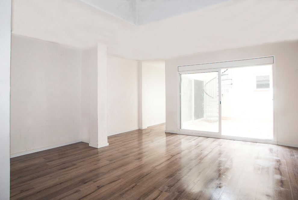 Mittelgroßes, Offenes Mediterranes Wohnzimmer ohne Kamin mit weißer Wandfarbe und braunem Holzboden in Barcelona