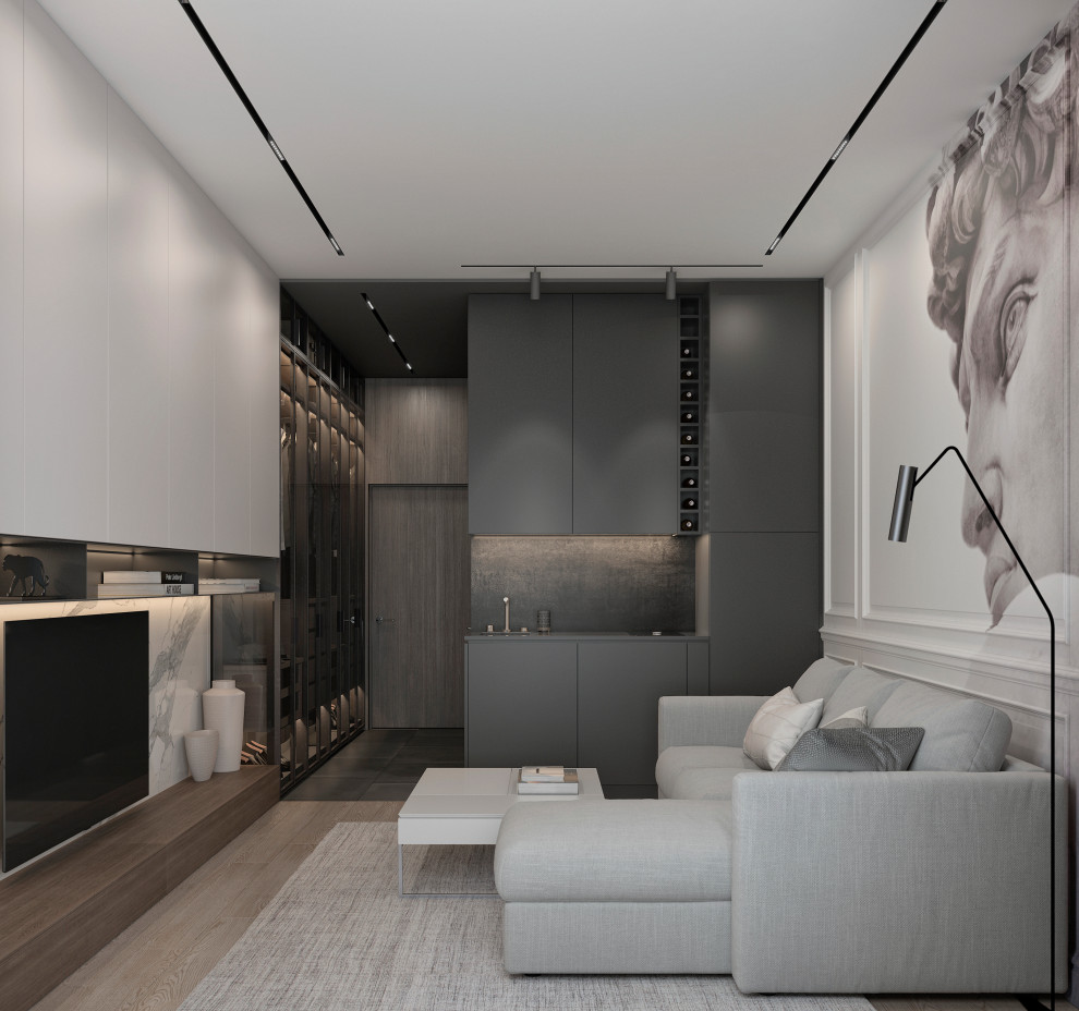 Idee per un piccolo soggiorno minimalista aperto con angolo bar, pareti bianche, parquet chiaro e TV a parete