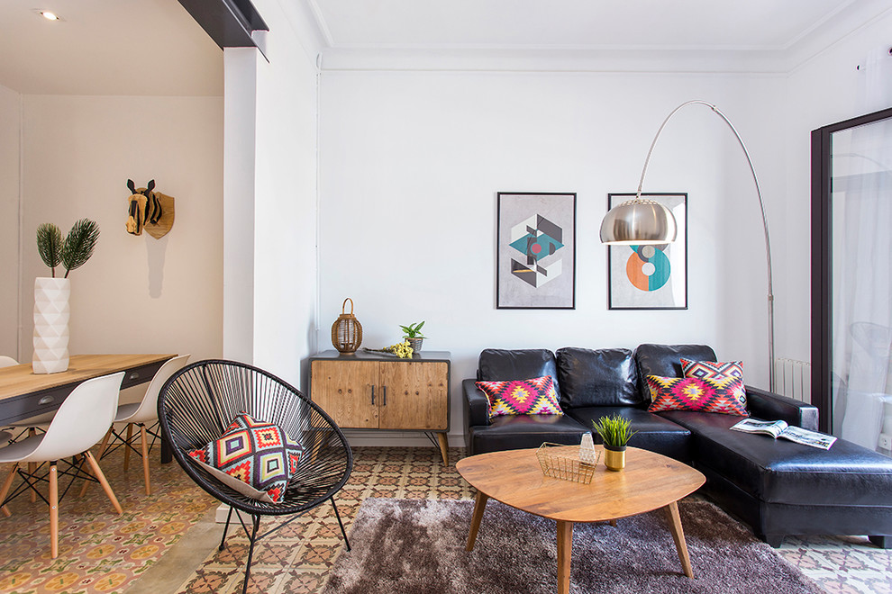 Immagine di un piccolo soggiorno bohémian aperto con pareti bianche e pavimento multicolore