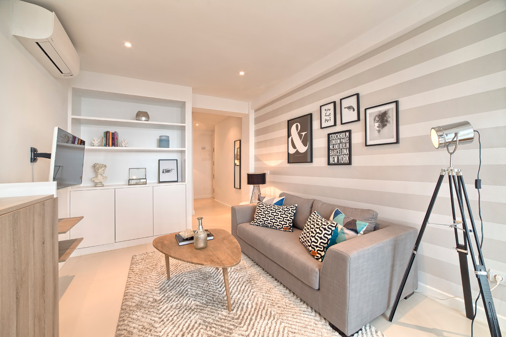 Idéer för att renovera ett mellanstort minimalistiskt separat vardagsrum, med ett finrum, flerfärgade väggar och en väggmonterad TV