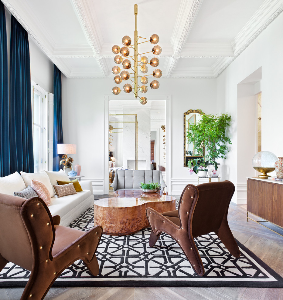Mittelgroßes, Repräsentatives, Fernseherloses, Abgetrenntes Modernes Wohnzimmer ohne Kamin mit weißer Wandfarbe und braunem Holzboden in Madrid