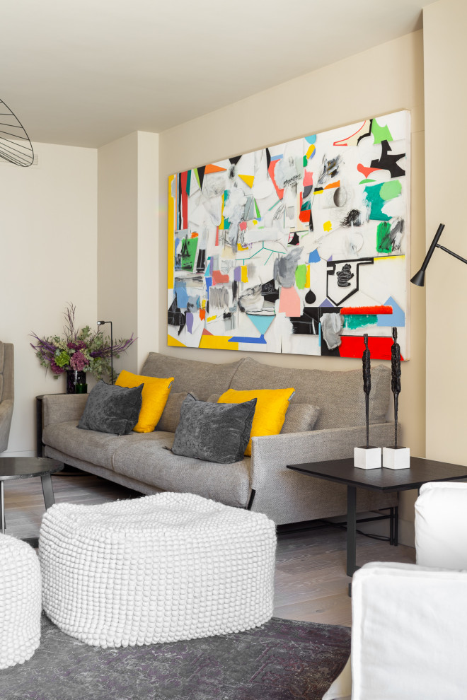 Idee per un soggiorno contemporaneo con pareti beige, pavimento in legno massello medio e pavimento marrone